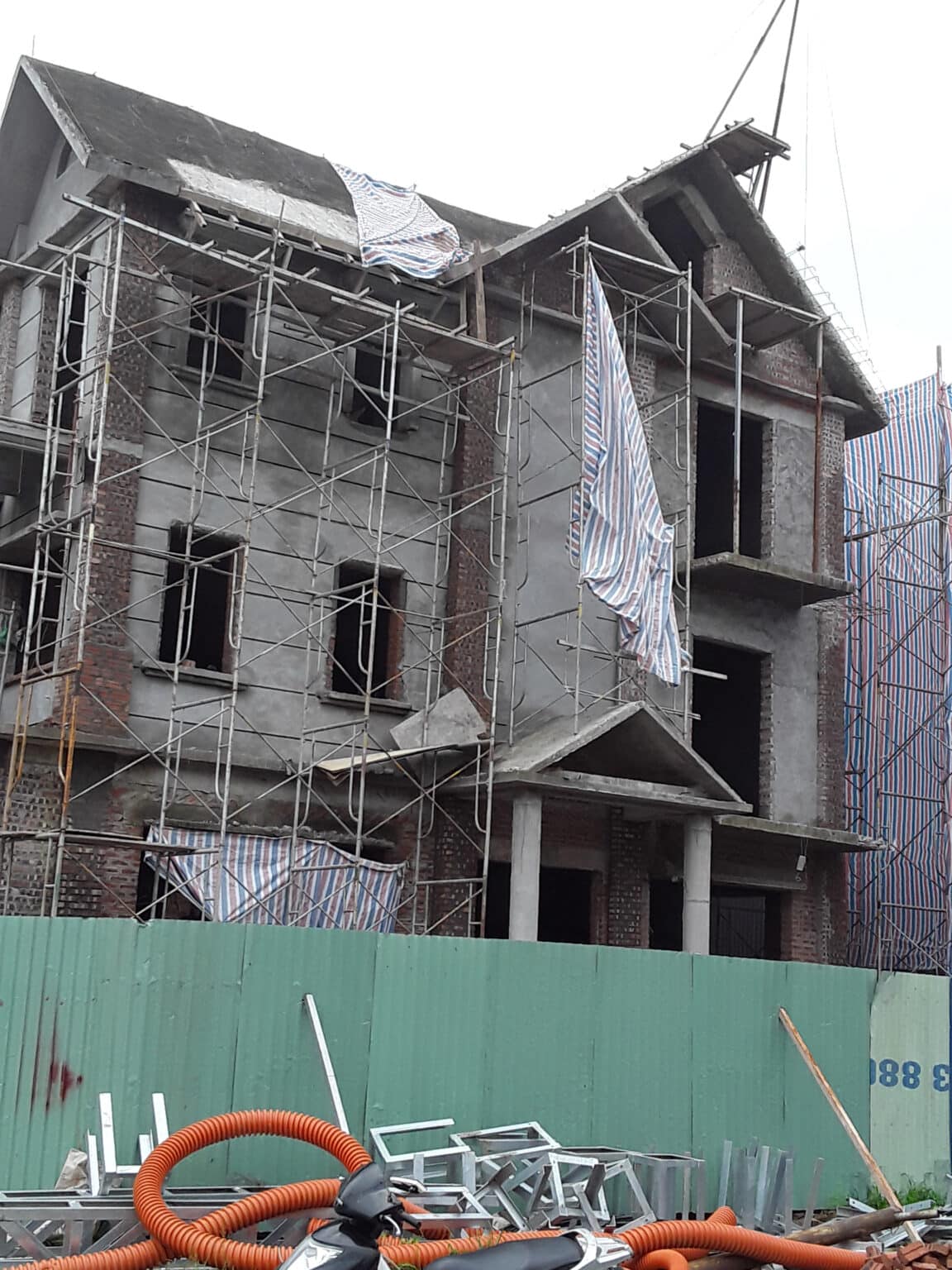 Làm việc xây dựng nhà ở tại Viet Housing, công trình biệt thự đang trong giai đoạn hoàn thiện mái mới.